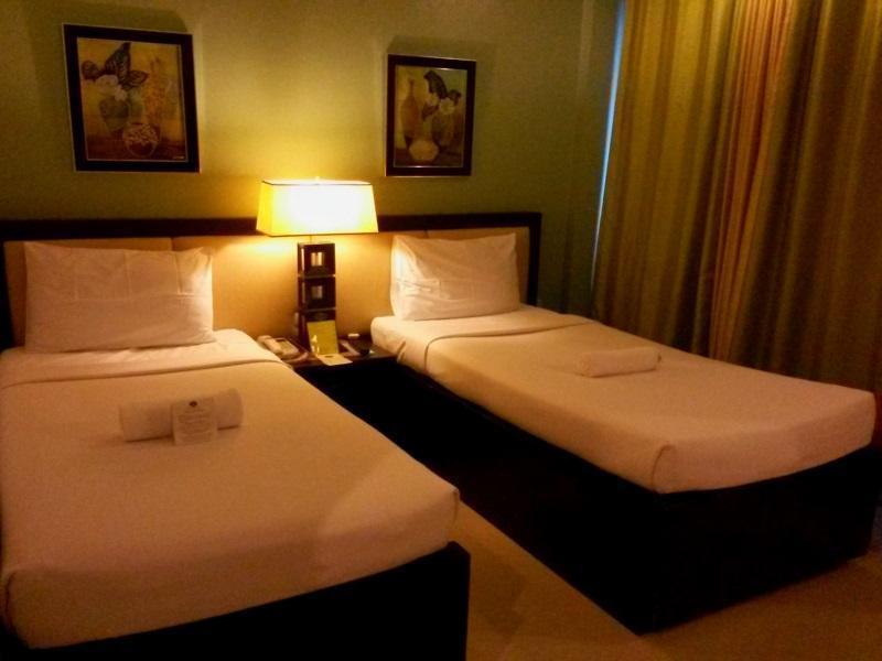Urban Manor Hotel Roxas City Esterno foto