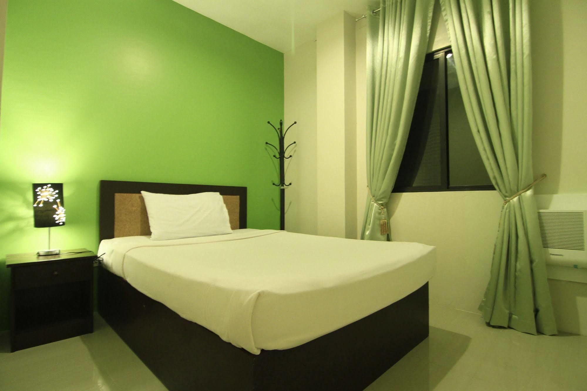 Urban Manor Hotel Roxas City Esterno foto